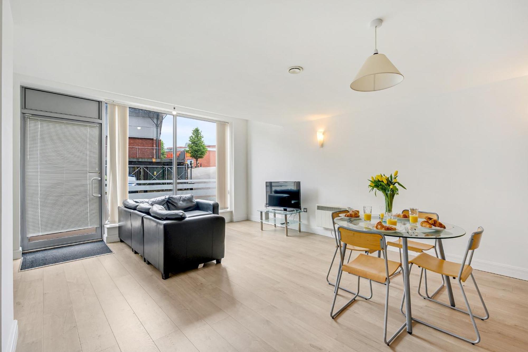 The Railway Pass The Keys Modern 2-Bed Apartment In Central Altrincham Bagian luar foto