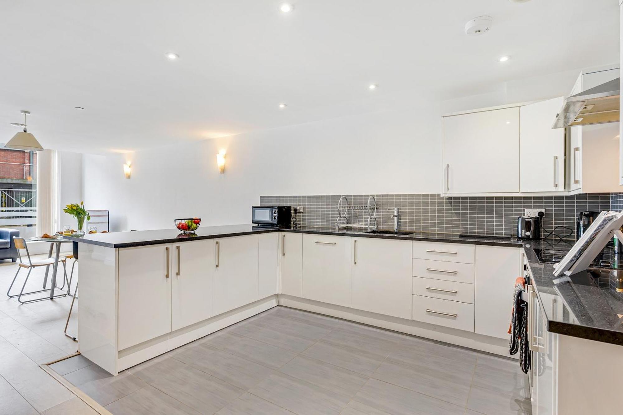 The Railway Pass The Keys Modern 2-Bed Apartment In Central Altrincham Bagian luar foto