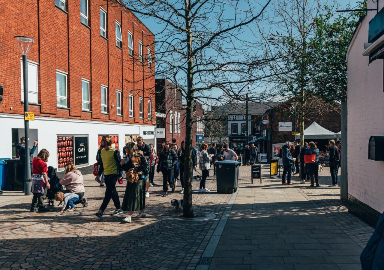 The Railway Pass The Keys Modern 2-Bed Apartment In Central Altrincham Bagian luar foto